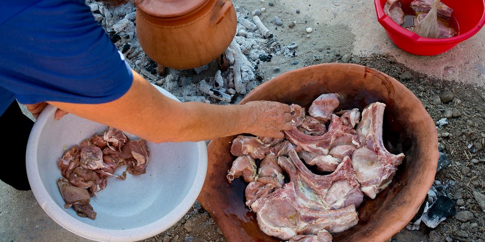 Kochen in Repliken von minoischem Kochgeschirr. © Dr. Jerolyn Morrison, Foto: Stella Johnson