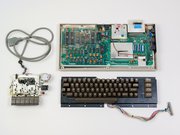 Einer für alle: der Commodore 64. Zerlegter Commodore C64C, 1982 -1993. Eigentum: Prof. Dr. Wolfgang Ernst, Sammlung: Medienarchäologischer Fundus, Foto: Felix Sattler/HU Berlin.