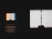 Ingo Nussbaumer: Blossoms in Goethes Peach Tree, 2009, spektrales Lichtobjekt mit zwei Projektoren, zwei Prismen und Auffangschablone, 10 Meter, © Ingo Nussbaumer, Courtesy Galerie Hubert Winter, Wien.