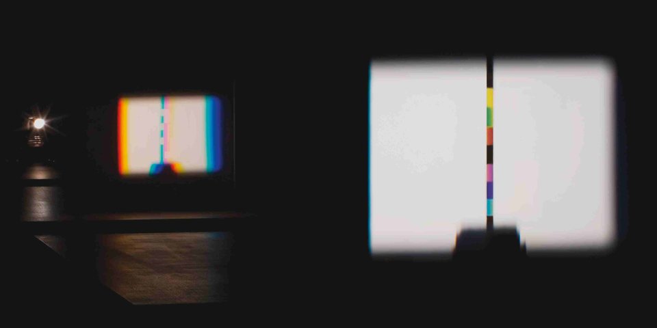 Ingo Nussbaumer: Blossoms in Goethes Peach Tree, 2009, spektrales Lichtobjekt mit zwei Projektoren, zwei Prismen und Auffangschablone, 10 Meter, © Ingo Nussbaumer, Courtesy Galerie Hubert Winter, Wien.
