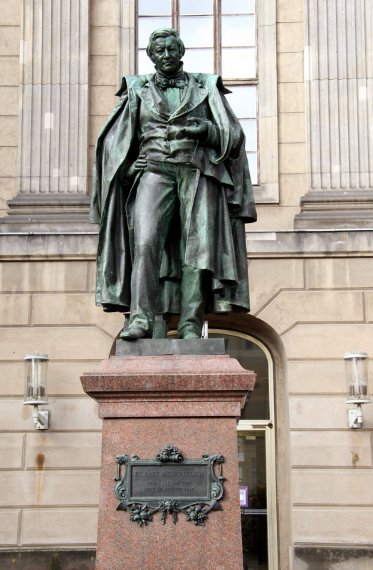 Das Eilhard-Mitscherlich-Denkmal von Ferdinand Hartzer, enthllt am 1. Dezember 1894, restauriert im Herbst 2011