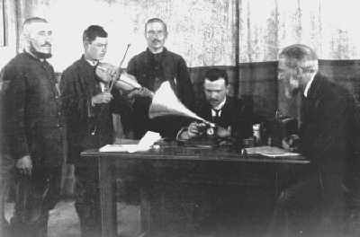 Grammophonische Aufnahme in einem Kriegsgefangenenlager des Ersten Weltkriegs